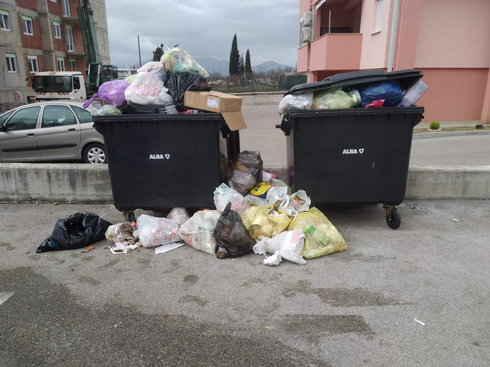 Stanari ulice Petra Barbarića 24 Ljubuški: Prestanite odlagati otpad na privatno vlasništvo!