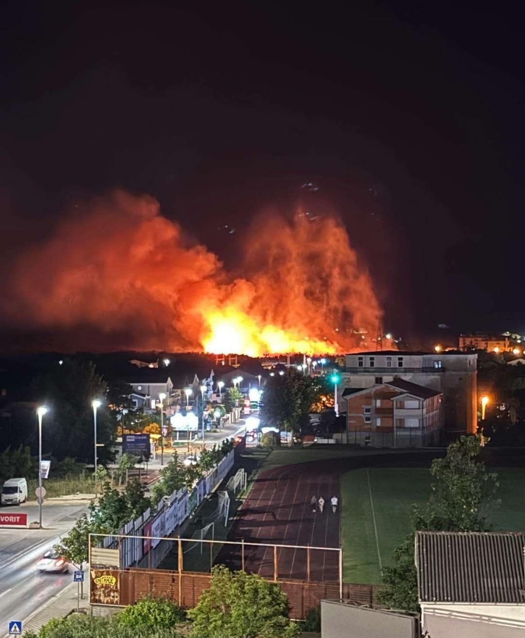 Požar u Ljubuškom:Vatra prijetila kućama, vatrogasci spriječili katastrofu,vjetar jutros aktivira požarište
