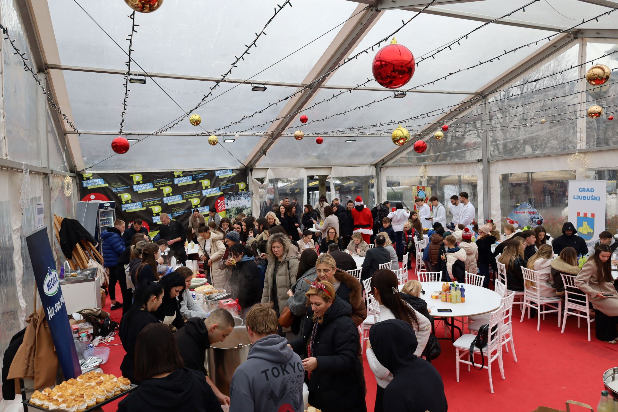 Advent u Ljubuškom: Učenici SSŠ Ruđera Boškovića građanima dijelili hranu, mjerili tlak i razinu šećera u krvi te proveli akciju “Jedan slatkiš, jedno dijete”