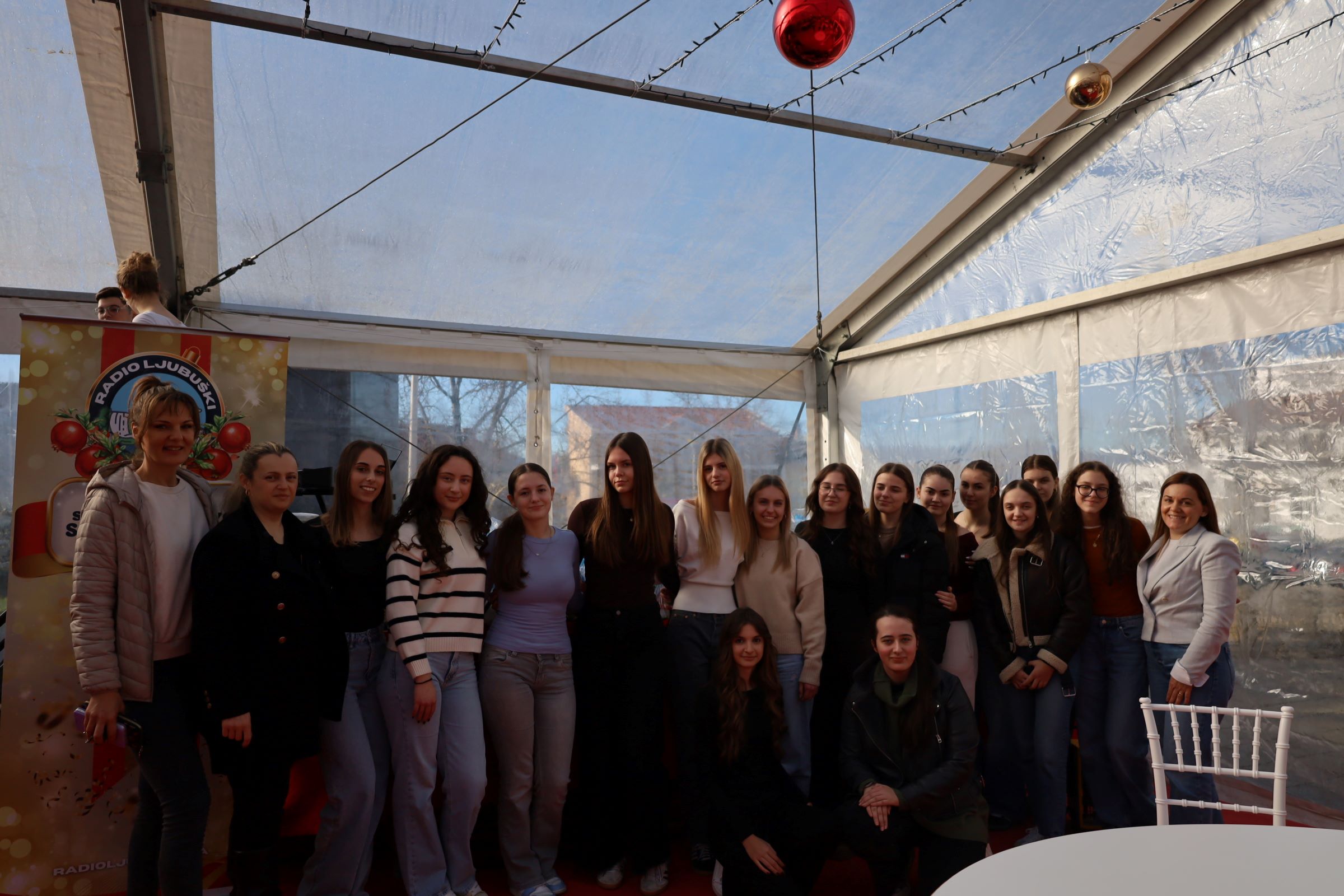 U sklopu Adventa u Ljubuškom održan Tematski dan Gimnazije Ljubuški i predstavljanje slikovnice “Božićna stvaraonica – 8 čudesnih medenjaka”