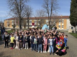 Ljubuški: U gradskom parku postavljena dvometarska uskrsna pisanica