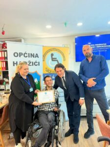 Kao simbol izgradnje inkluzivnijeg društva, dopremijer Kraljević uz “Ruku podrške” zasadio stablo jabuke